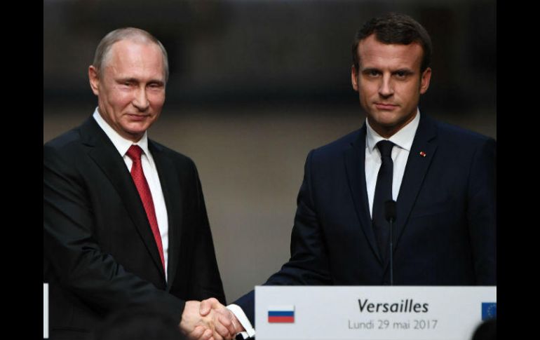 Putin realiza una visita a Francia en la que participa en la inauguración de una exposición sobre los 300 años de relaciones bilatera. AFP / C. Archambault