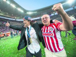 Óscar Almeyda y su hijo Matías llegaron a las lágrimas en la vuelta olímpica de Chivas, tras conquistar el campeonato de Liga. MEXSPORT /