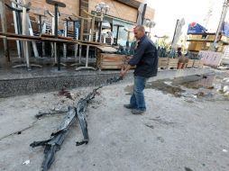 La explosión causó daños materiales en varios coches y edificios cercanos al lugar del ataque. EFE / A. Abbas