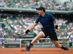 El número uno del mundo, que no lleva una buena temporada, dejó mucho qué desear ante un rival muy inferior en la pista. AFP / C. Simon