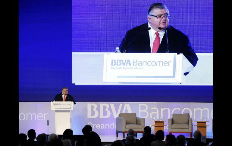 Carstens, quien dejará su cargo en noviembre, recuerda que es fundamental que haya estabilidad en los precios. EFE / J. Méndez