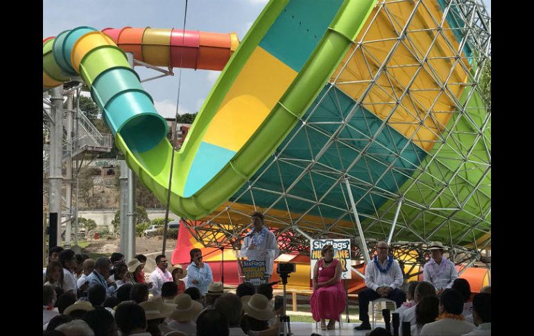 La ceremonia de inauguración fue encabezada por el titular de la Secretaria de Turismo federal, Enrique de la Madrid Cordero. TWITTER / @SixFlagsMexico