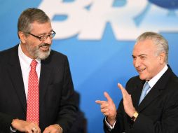 Este miércoles, Temer toma protesta a su nuevo ministro de Justicia, Torquato Jardim (i). AFP / E. Sa