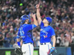 Roberto Osuna (derecha) celebra con el catcher Luke Maile su rescate número 11 en lo que va de la temporada de Grandes Ligas. AFP /