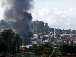 Una cortina de humo cubre el cielo después de un bombardeo durante los combates que se desarrollan en Marawi. EFE / R. Malasig