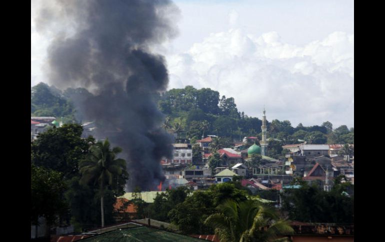 Una cortina de humo cubre el cielo después de un bombardeo durante los combates que se desarrollan en Marawi. EFE / R. Malasig