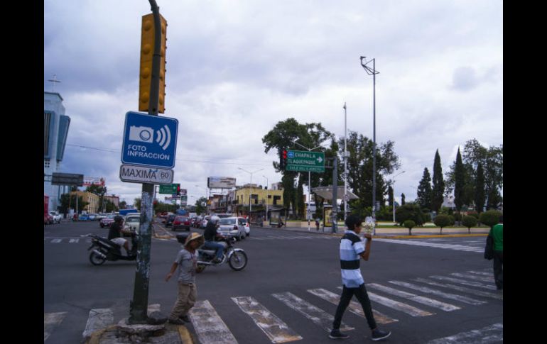 Autoridades señalan que durante los meses que se suspendió el cobro de fotoinfracciones, creció la accidentalidad en algunas zonas. EL INFORMADOR / ARCHIVO