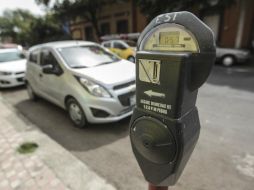 Los vecinos que vivan cerca de donde están los parquímetros podrán tramitar un tarjetón para exentar el pago. EL INFORMADOR / ARCHIVO