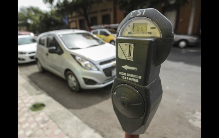 Los vecinos que vivan cerca de donde están los parquímetros podrán tramitar un tarjetón para exentar el pago. EL INFORMADOR / ARCHIVO