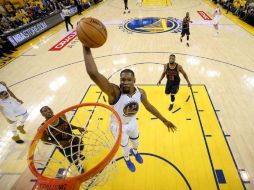 Kevin Durant (#35) encabezó la ofensiva de los Warriors al conseguir 38 puntos en su cuenta personal durante el partido. AFP / E. Shaw