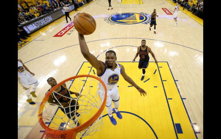 Kevin Durant (#35) encabezó la ofensiva de los Warriors al conseguir 38 puntos en su cuenta personal durante el partido. AFP / E. Shaw