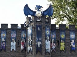 Pendones con imágenes de futbolistas destacados adornan el castillo de Cardiff. EFE /  A Rain