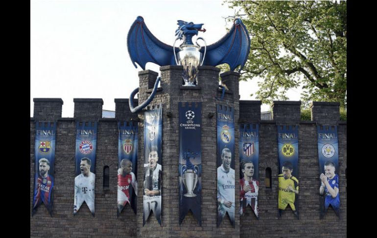 Pendones con imágenes de futbolistas destacados adornan el castillo de Cardiff. EFE /  A Rain