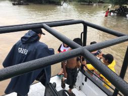 Autoridades auxilian a pobladores de Oaxaca durante el paso de ''Beatriz''. TWITTER / @SSPO_Tunon