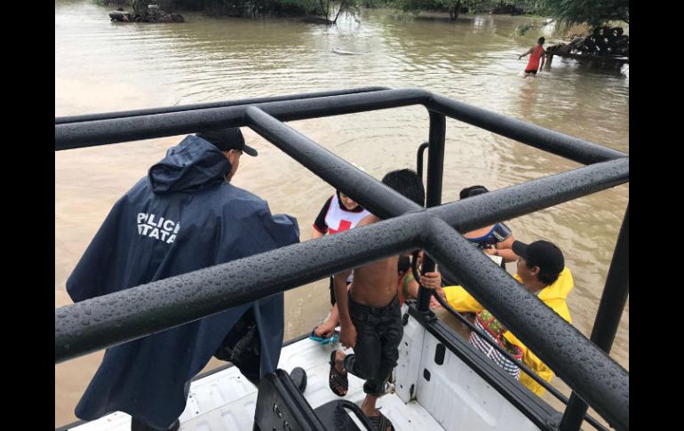 Autoridades auxilian a pobladores de Oaxaca durante el paso de ''Beatriz''. TWITTER / @SSPO_Tunon