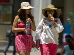 Para evitar la deshidratación se recomiendan tomar medidas como tomar frecuentemente agua. NTX / ARCHIVO