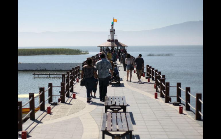 A pesar de las altas temperaturas, el lago se mantiene a la mitad de su nivel de almacenamiento. En pocos días comienzan las lluvias. EL INFORMADOR / ARCHIVO