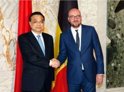 Li Keqiang, primer ministro chino, saluda a su homólogo belga Charles Michel, en la reunión celebrada en Bruselas. AFP /  N. Maeterlinck