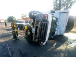 Se registra el derrame de combustible del vehículo por lo que los bomberos trabajaron en el lugar para limpiar la zona. ESPECIAL /