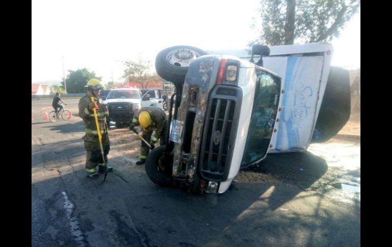 Se registra el derrame de combustible del vehículo por lo que los bomberos trabajaron en el lugar para limpiar la zona. ESPECIAL /