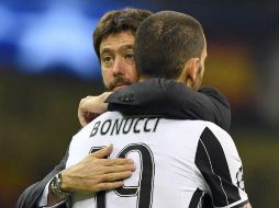 Andrea Agnelli consuela a Leonardo Bonucci tras la derrota. EFE / D. Dal Zennaro