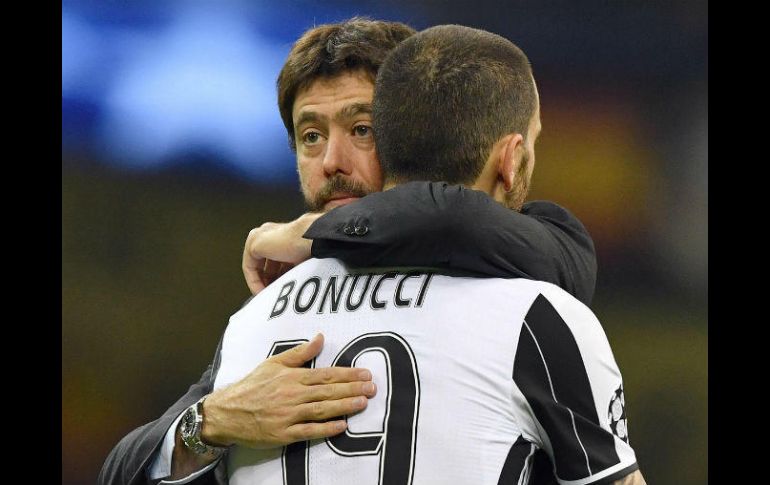 Andrea Agnelli consuela a Leonardo Bonucci tras la derrota. EFE / D. Dal Zennaro