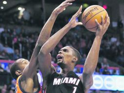 En riesgo. Chris Bosh (#1) no ha jugado un encuentro de NBA desde febrero de 2016. AP /