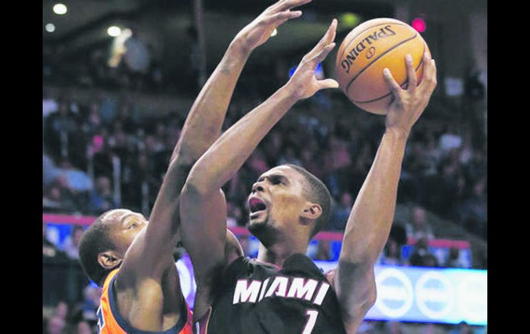 En riesgo. Chris Bosh (#1) no ha jugado un encuentro de NBA desde febrero de 2016. AP /