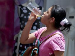 Exhortan a las personas a aumentar el consumo de agua natural y el lavado constante de manos. NTX / ARCHIVO