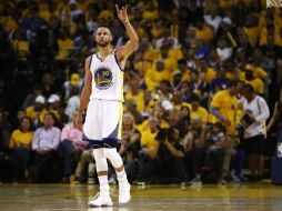 Curry registró su primer triple-doble en la postemporada al conseguir 32 puntos, 11 asistencias y 10 rebotes. AFP / E. Shaw