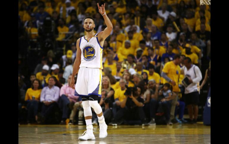 Curry registró su primer triple-doble en la postemporada al conseguir 32 puntos, 11 asistencias y 10 rebotes. AFP / E. Shaw