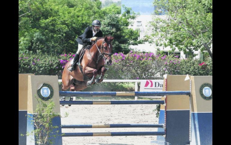 Ganador. A lomos de 'Bon Ami', Rodrigo Gómez se proclamó vencedor de la prueba libre con obstáculos a 1.40 metros de altura. EL INFORMADOR / A. Camacho