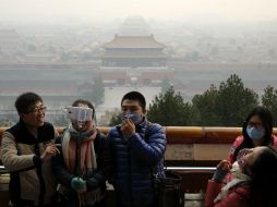 Debido a la mala calidad del aire, el uso diario de mascarillas protectoras se hizo común en el país. AP / ARCHIVO