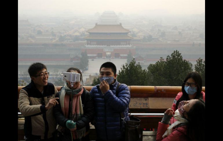 Debido a la mala calidad del aire, el uso diario de mascarillas protectoras se hizo común en el país. AP / ARCHIVO