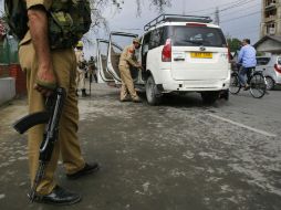 Un policía indio registra un vehículo en un puesto de control en Srinagar. EFE / F. Khan