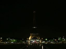 Es la segunda vez en menos de una semana que la Torre Eiffel apaga sus luces en homenaje a las víctimas de un atentado. AFP / Z. Abdelkafi