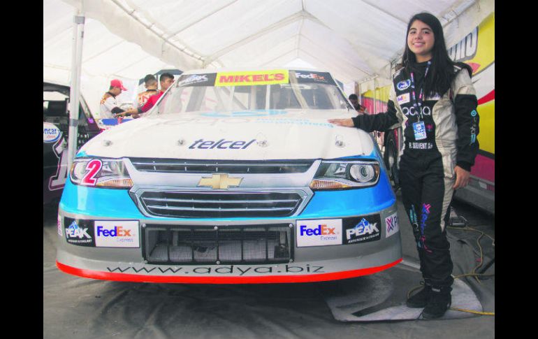 Por buen camino. La joven piloto Regina Rirvent asegura que aprende de los pilotos más experimentados. ESPECIAL / S. Pimentel