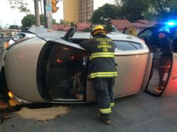 Debido a que se presentó el derrame de aceites y líquidos peligrosos, los bomberos realizaron el saneamiento del área. ESPECIAL / Bomberos Guadalajara