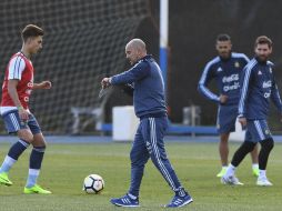 Sampaoli (C) no duda en afirmar que Messi (D) es el mejor jugador del mundo. EFE / J. Smith