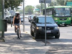 Una camioneta invade la ciclovía de Esteban Loera, que quedó incompleta y no tiene señalización vertical. EL INFORMADOR / M. Vargas