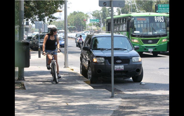 Una camioneta invade la ciclovía de Esteban Loera, que quedó incompleta y no tiene señalización vertical. EL INFORMADOR / M. Vargas