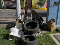 Es importante eliminar la hierba alrededor de la vivienda, eliminar llantas botellas y demás utensilios en desuso. NTX / ARCHIVO