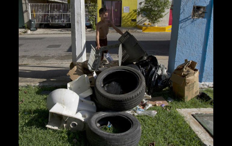 Es importante eliminar la hierba alrededor de la vivienda, eliminar llantas botellas y demás utensilios en desuso. NTX / ARCHIVO