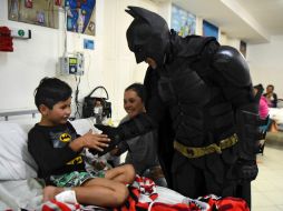 Ha hecho del hospital de niños de La Plata un blanco de risas contra el dolor y fuente de donaciones de aquello que falta en el lugar. AFP / E. Abramovich