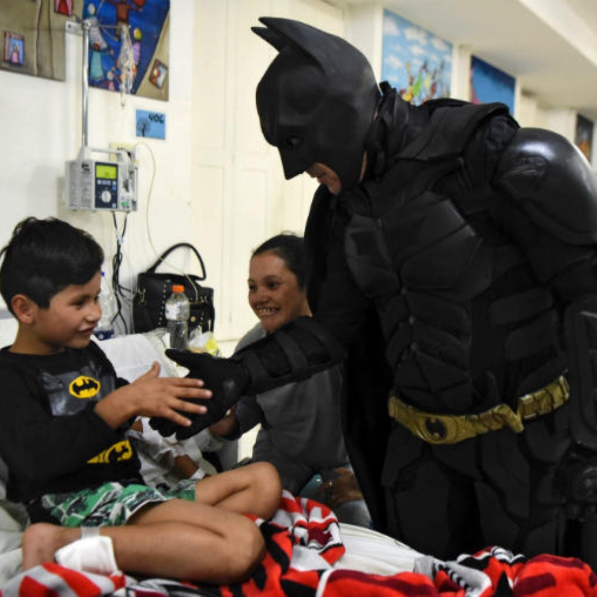 Batman argentino visita hospital sin revelar su identidad | El Informador