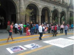 Aseguran también que los policías les ponen muchas trabas para poder pasar, tanto a sus casas como sus negocios. EL INFORMADOR / R. Bobadilla