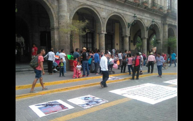 Aseguran también que los policías les ponen muchas trabas para poder pasar, tanto a sus casas como sus negocios. EL INFORMADOR / R. Bobadilla