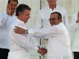 El presidente colombiano, Juan Manuel Santos (izq.) y el líder de las FARC, Rodrigo Londoño (der.), en la firma del acuerdo en 2016. AP / ARCHIVO