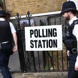 Abren los colegios electorales en el Reino Unido