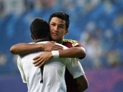 Samuel Sosa abraza a Wuilker Faríñez, quien fue el héroe del partido al atajar dos penaltis. AFP / Y. Lee